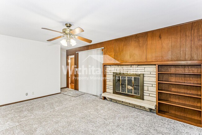 Building Photo - Large 3 bedroom , 2 bath home