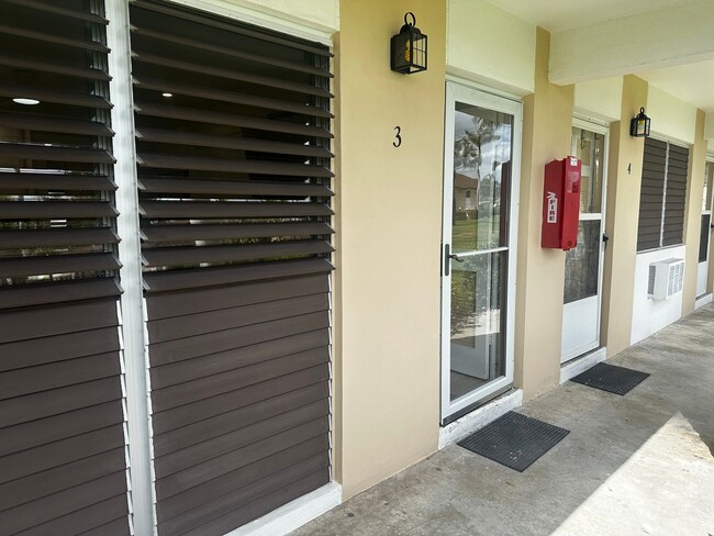 Building Photo - Renovated Condo. Prime Marco Location. Uti...
