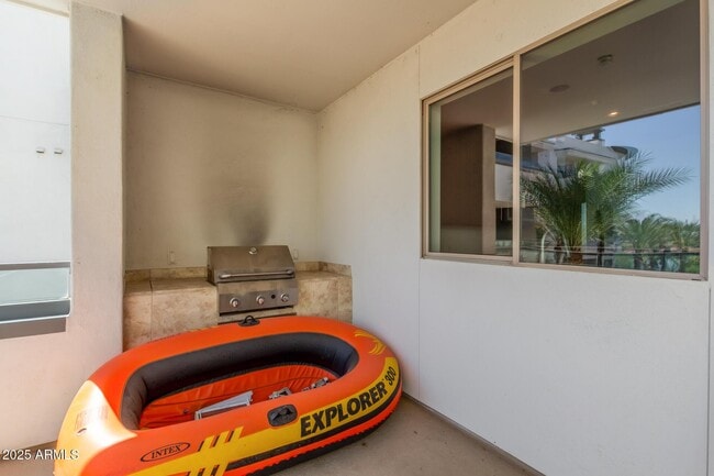 Building Photo - 945 E Playa Del Norte Dr