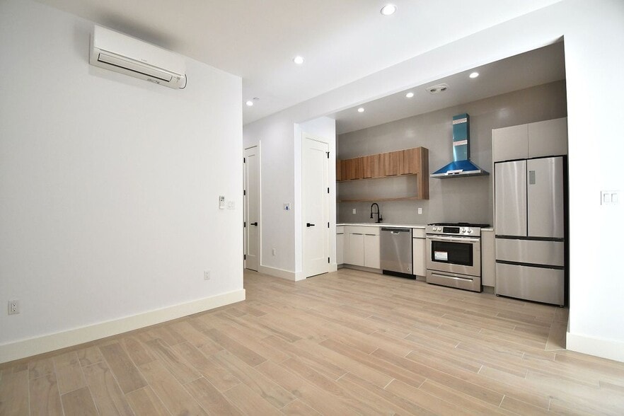 Building Photo - 582 E 138th St