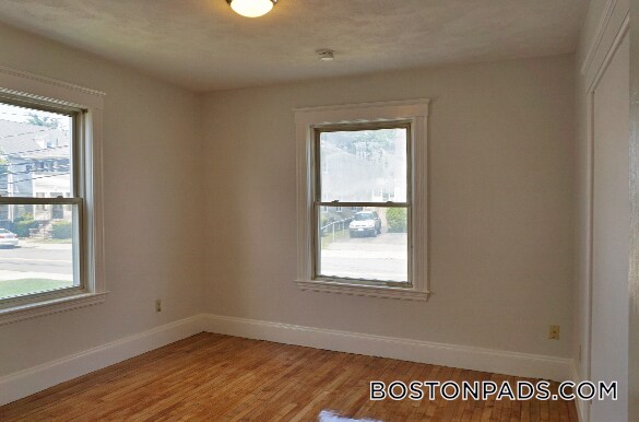 Building Photo - 381 Crescent St