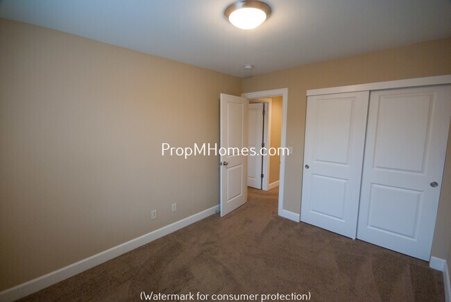 Building Photo - Beautiful Damascus Three Bedroom Townhouse in Wind Swept Waters!