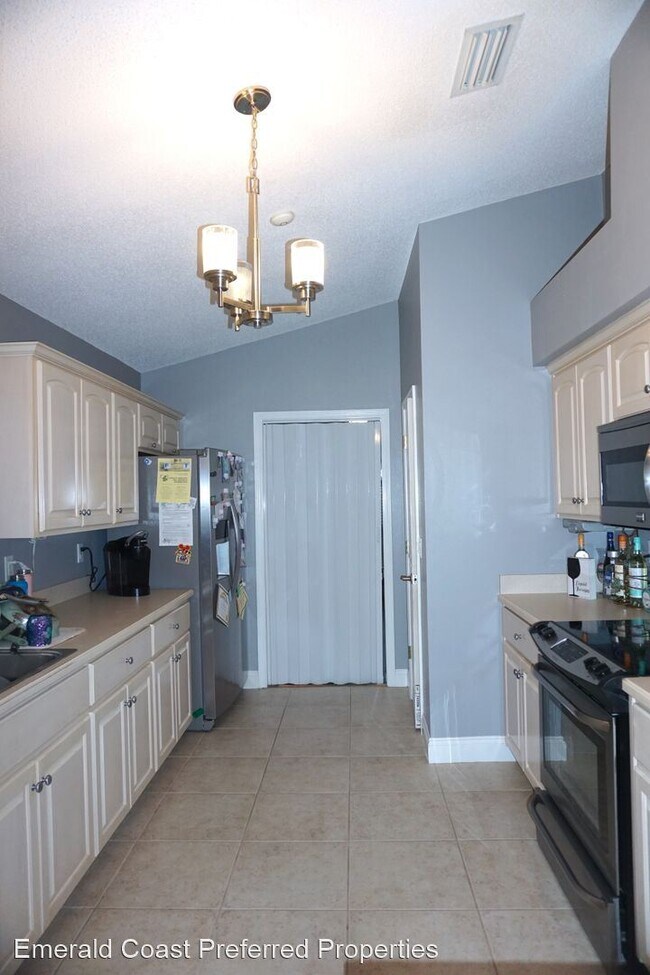 Building Photo - 3 br, 2 bath House - 2039 Fountainview Dr.