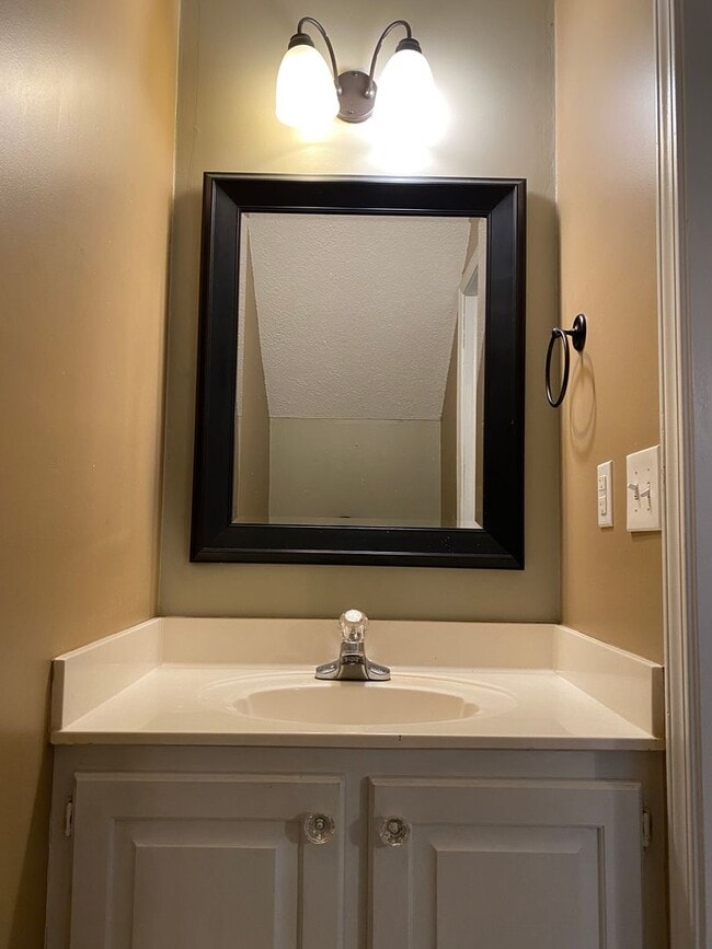 Building Photo - Lovely 2 bedroom Townhome