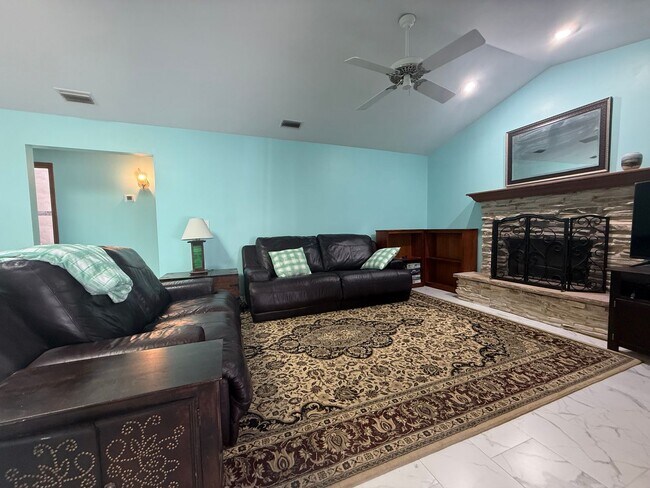 Building Photo - Beautiful 3 bedroom 2.5 bathroom pool home
