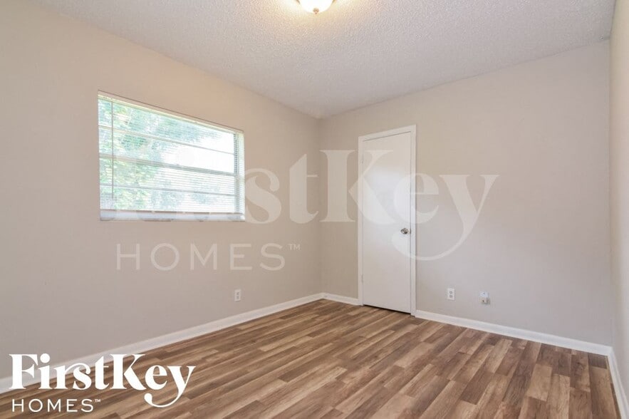 Building Photo - 500 Brenda Dr