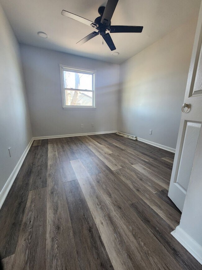 Building Photo - 1506 Oakwood Ave NE