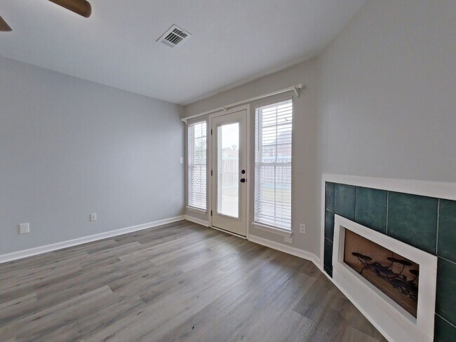 Building Photo - Updated 2 bed-2 bath townhome available NOW