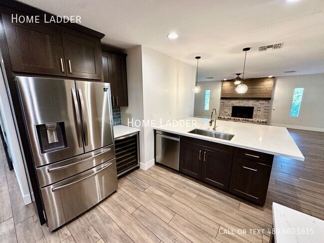 Building Photo - 4728 E Edgemont Ave