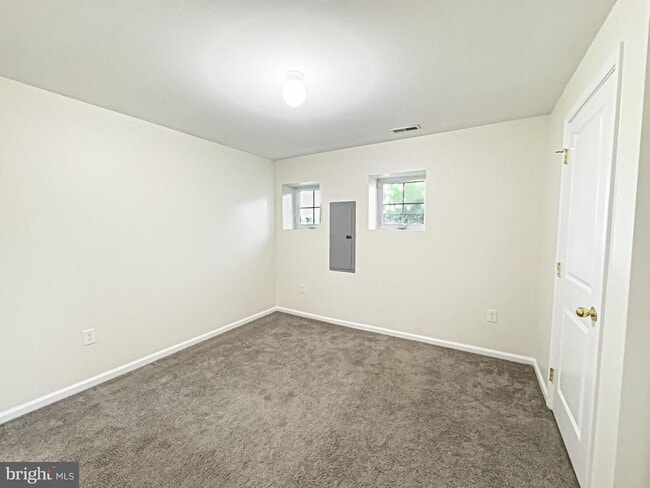 Building Photo - 48 S Poplar St