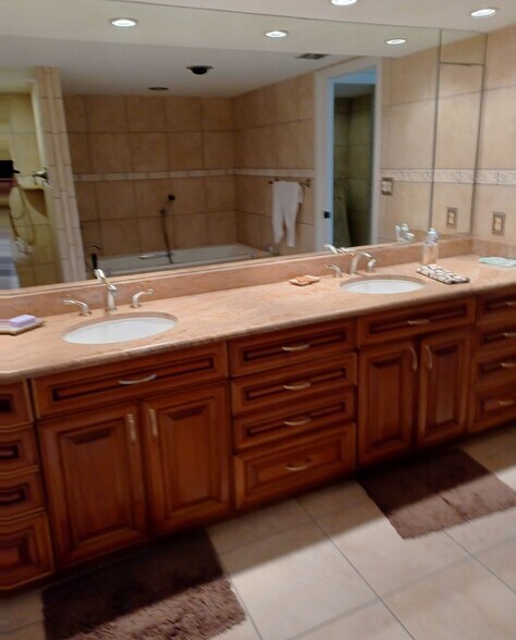 Building Photo - 5260 S Landings Dr