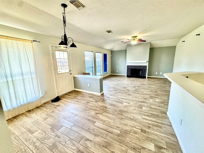 Building Photo - 16214 Mission Glen Dr