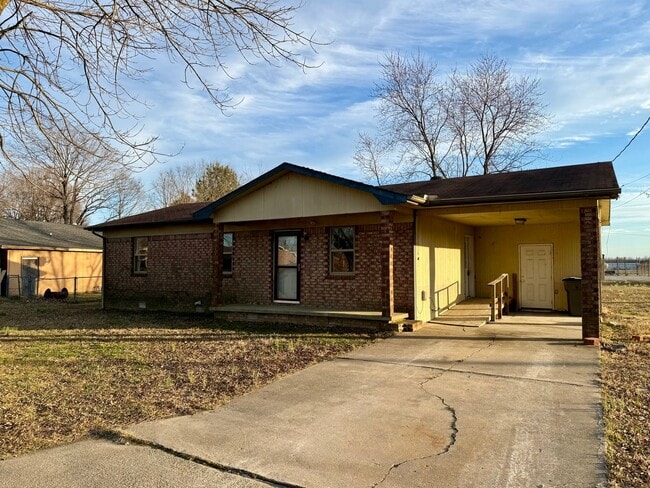 Building Photo - 3 Bedroom/1 Bathroom Home in Paragould AR - $1,000 MOVES YOU IN!