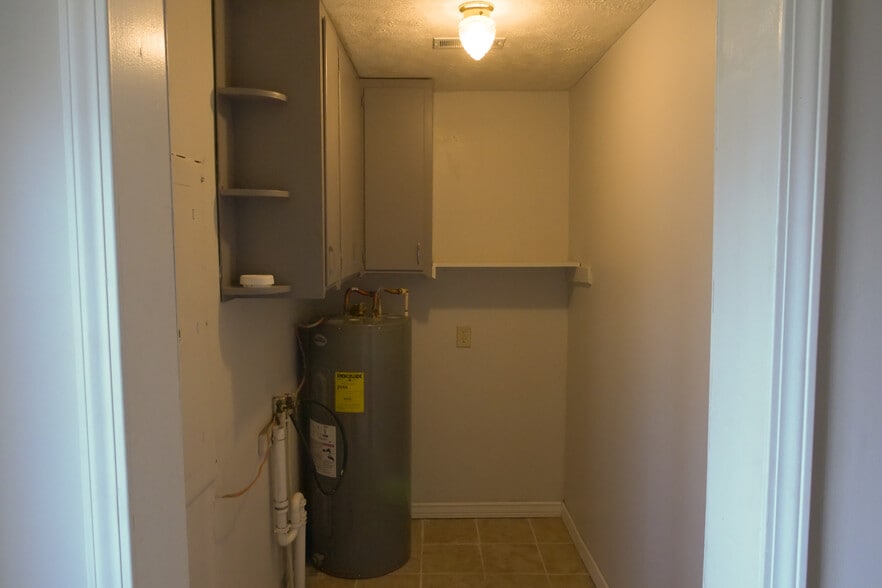 Building Photo - 105 W 5th St