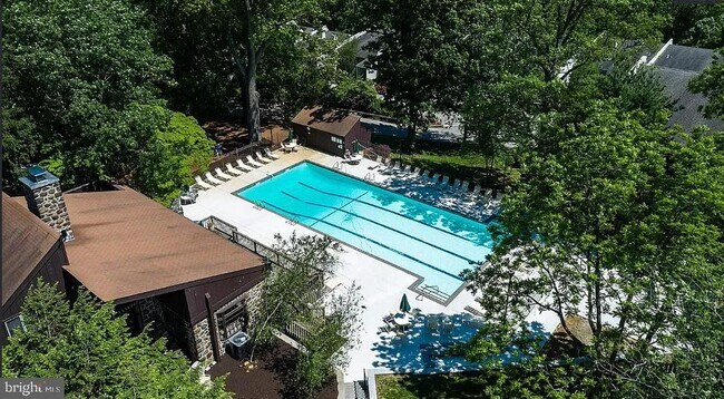 Building Photo - 306 Summit House