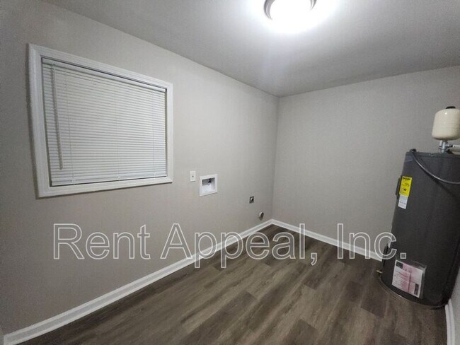 Building Photo - 2830 Knollview Dr