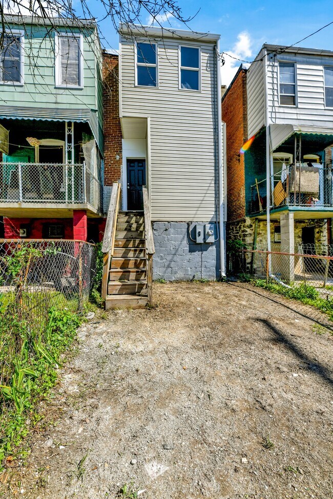 Building Photo - Fully Renovated 3 Bedroom Rowhome- Baltimo...