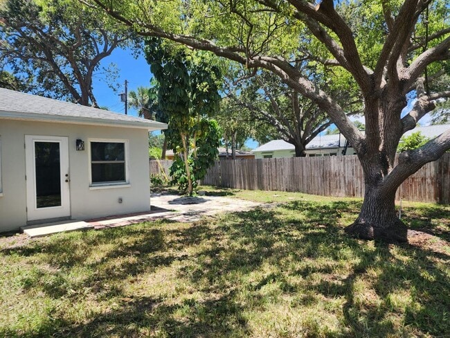 Building Photo - 3 Bedroom 2 Bath Spacious Home in Holiday Park