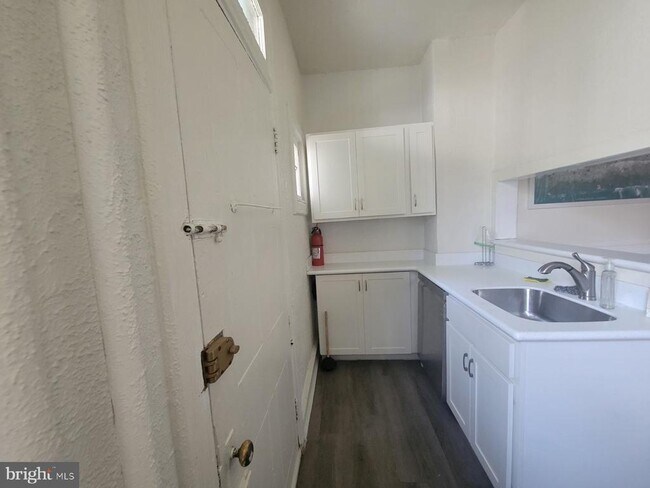 Building Photo - 4053 Spruce St