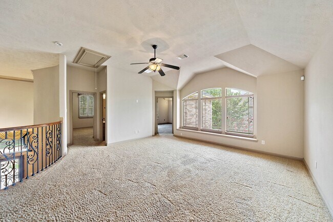 Building Photo - 10015 Cinco Ridge Dr