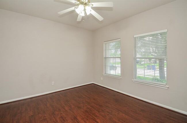 Building Photo - 2707 Roaring Oaks Ln