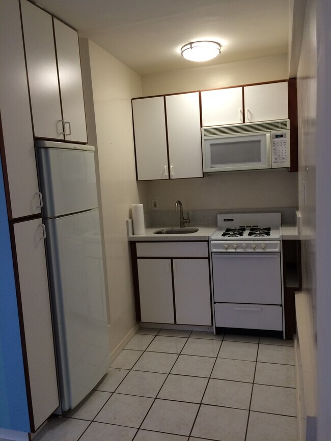 Building Photo - 4015 Crest Dr