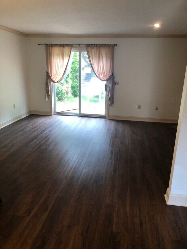 Dining/living room - 120 Courtyard Ln
