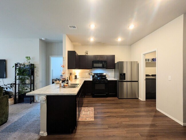 Building Photo - Welcome Home to Comfort and Convenience in Newcastle!