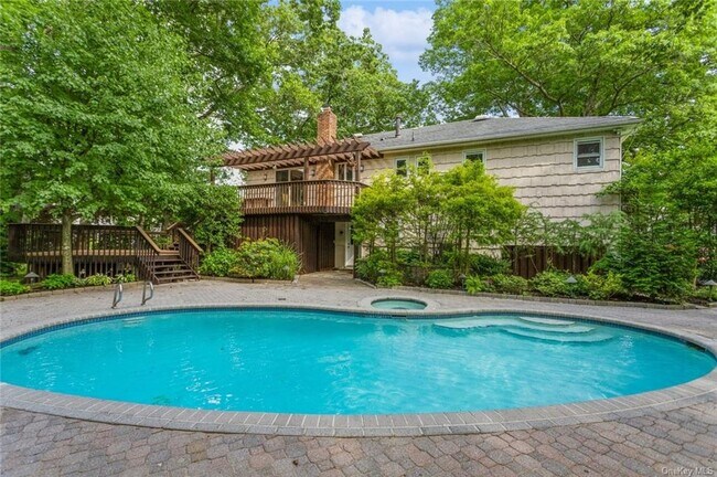 Building Photo - 2 Merion Dr