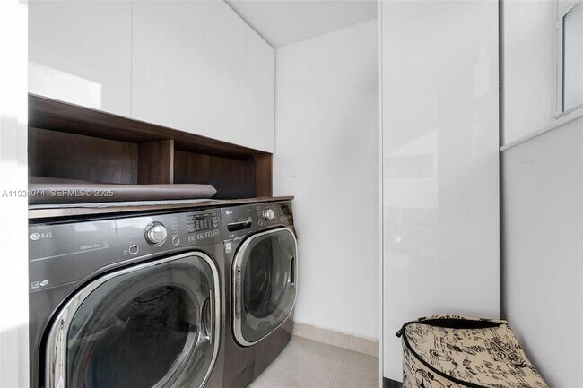 Building Photo - 8443 SW 137th Ave