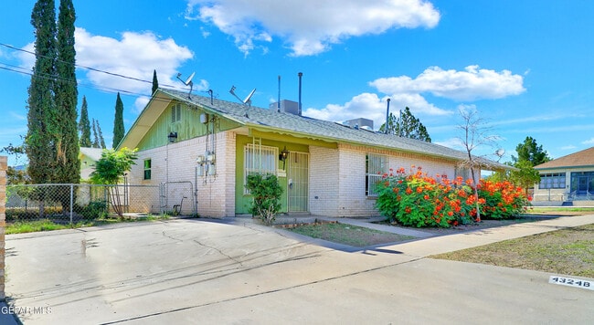 Primary Photo - 4324 La Luz Ave