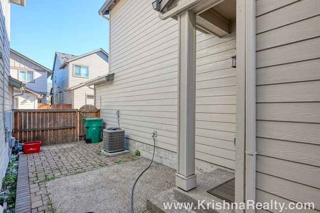 Building Photo - Gorgeous 4 BD* 2.5 BA* Single Family Home ...