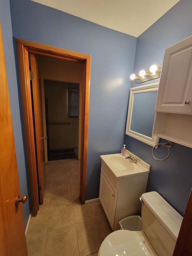Building Photo - 3 bedroom house 1.5 bathroom