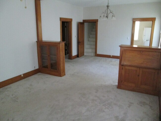 Building Photo - This Home Has 2 Sun Rooms