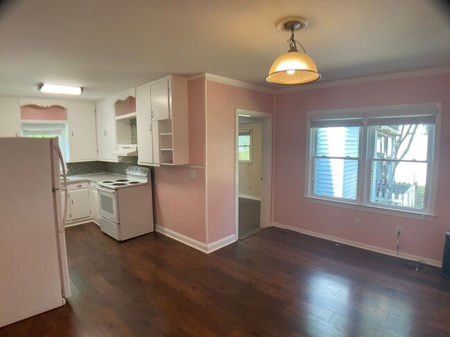 Building Photo - Well Kept Bungalow in Downtown Mebane!