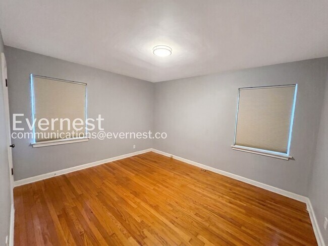 Building Photo - 2 Bed, 1.5 Bath Home with Attached Garage / Available Now!