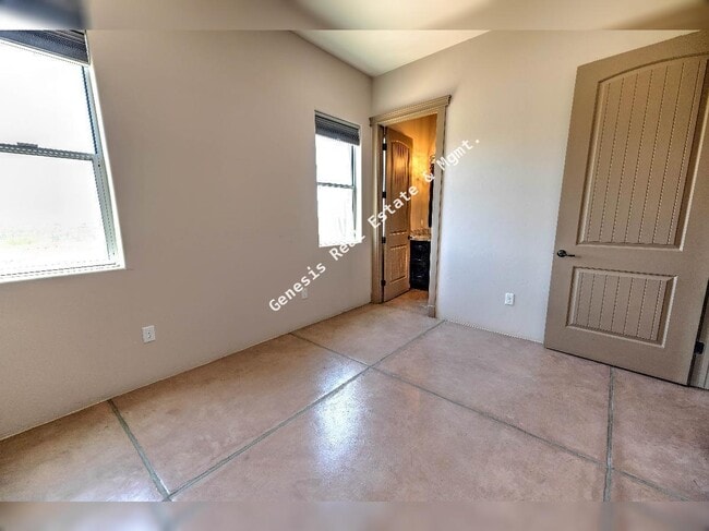Building Photo - "Spacious Tucson Retreat with Granite Elegance and Cozy Fireplace – 4 Bed, 3.5 Bath Gem!"