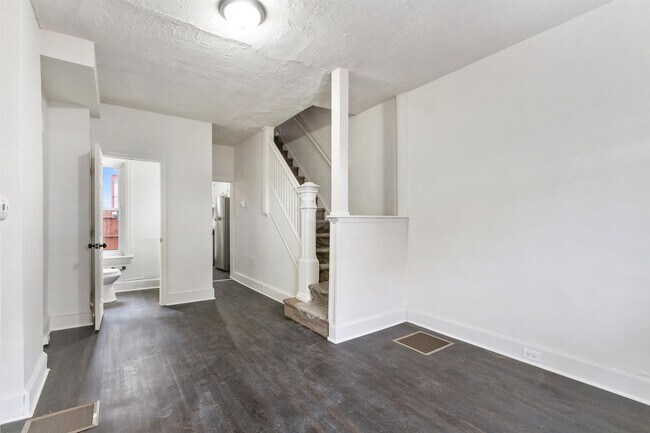 Building Photo - Bright 2 Bedroom, 1.5 Bath Home in Allison Hill!