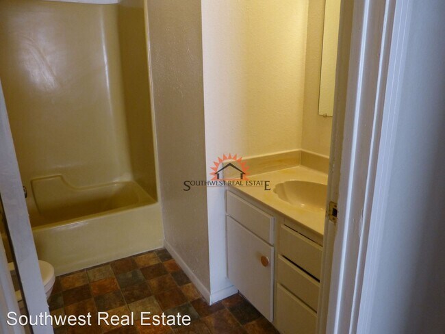 Building Photo - 2 br, 1 bath House - 600 Sheldon