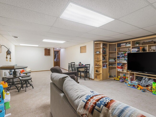 Building Photo - 251 Ashbourne Dr