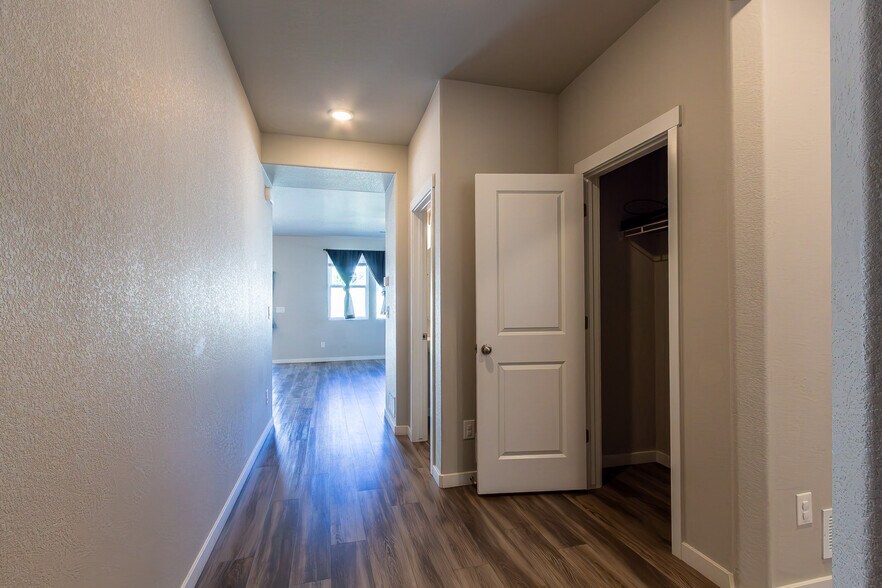 Building Photo - 8136 Lookout Ct
