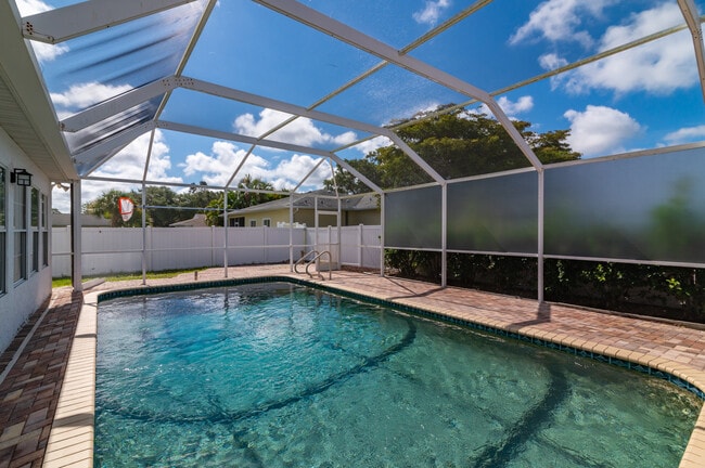 Building Photo - 2130 Pinehurst St