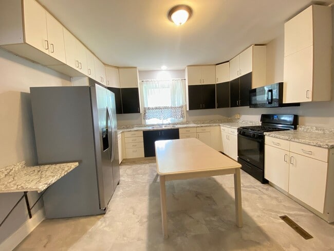 Building Photo - 9 Bed 5 Bath Historic Home - Commercial Use