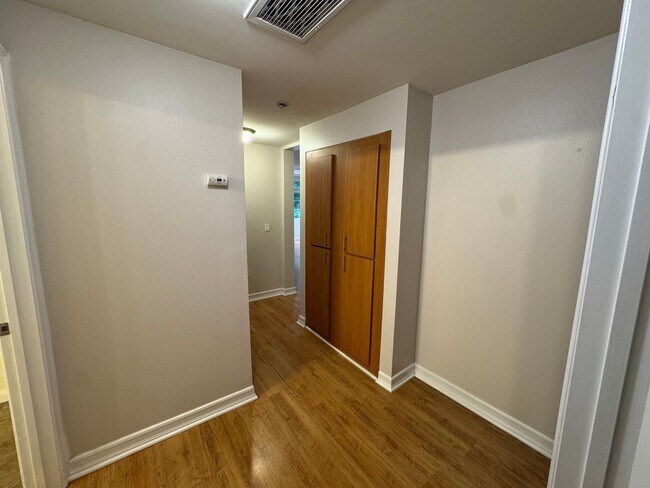 Building Photo - 3 Bedroom 2 Bathroom down town San Diego