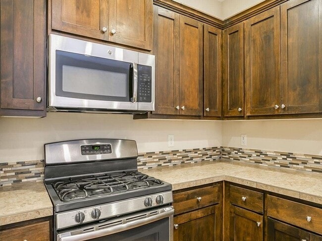 Building Photo - 4 bedroom 2.5 bathroom home