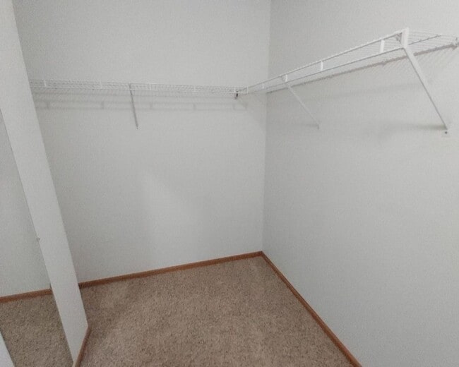 Building Photo - 2 Bedroom 1.5 Bathroom End Unit Townhome in Hudson