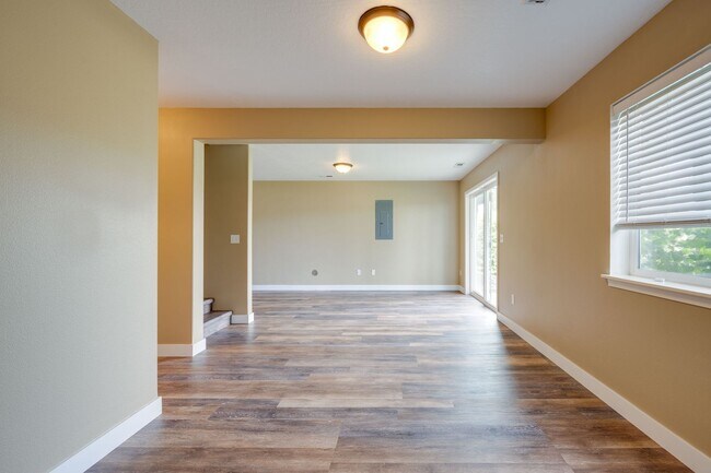Building Photo - Charming Pullman Retreat with Space to Live and Entertain