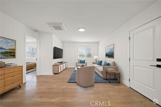 Building Photo - 961 W 21st St