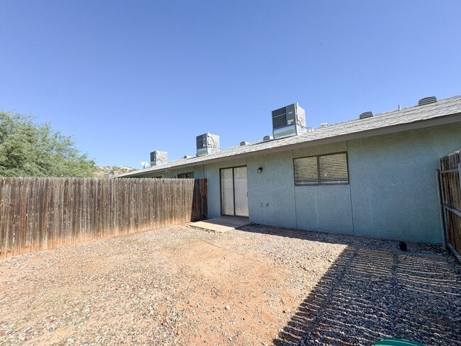 Building Photo - FOUR-PLEX SINGLE LEVEL APARTMENT - CLARKDALE