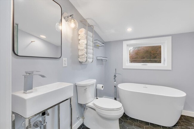 Building Photo - 21 Deepwood Dr